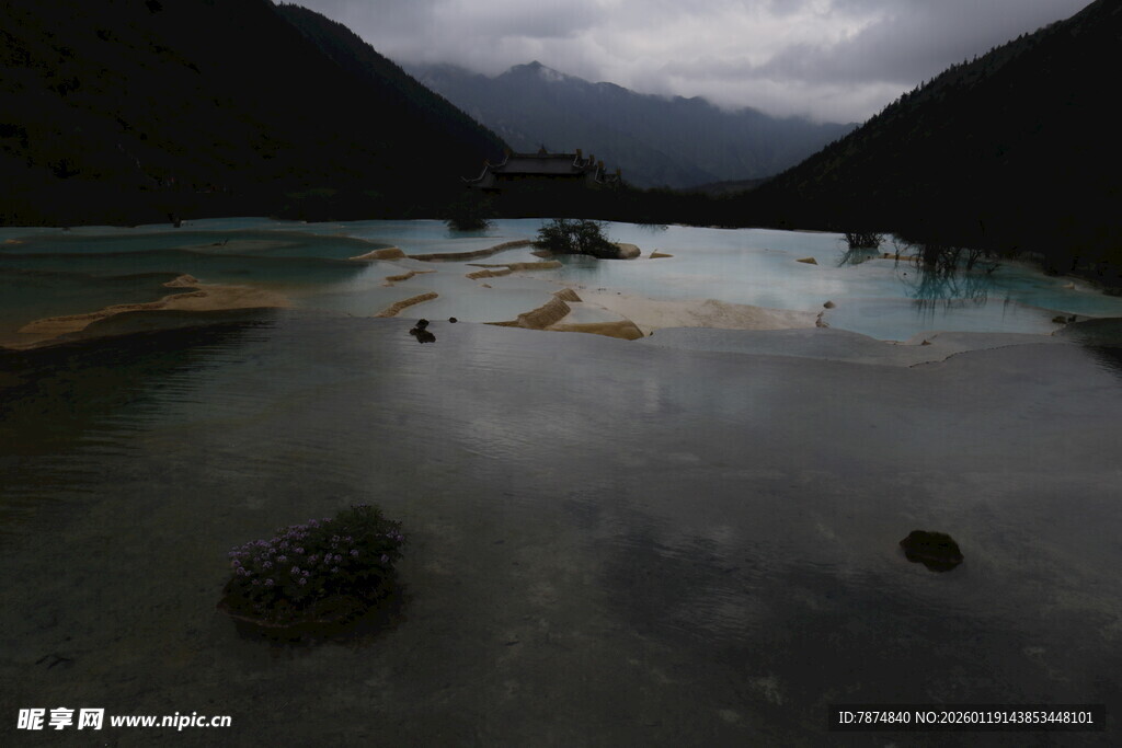 山间幽蓝湖泊美景