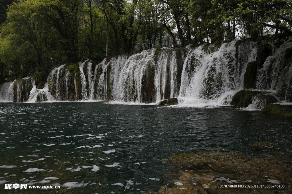 山间瀑布下的清幽水域