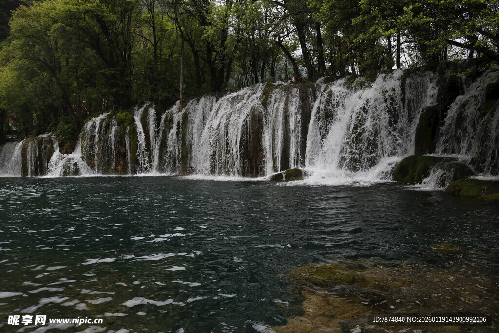 山间瀑布下的清幽水域
