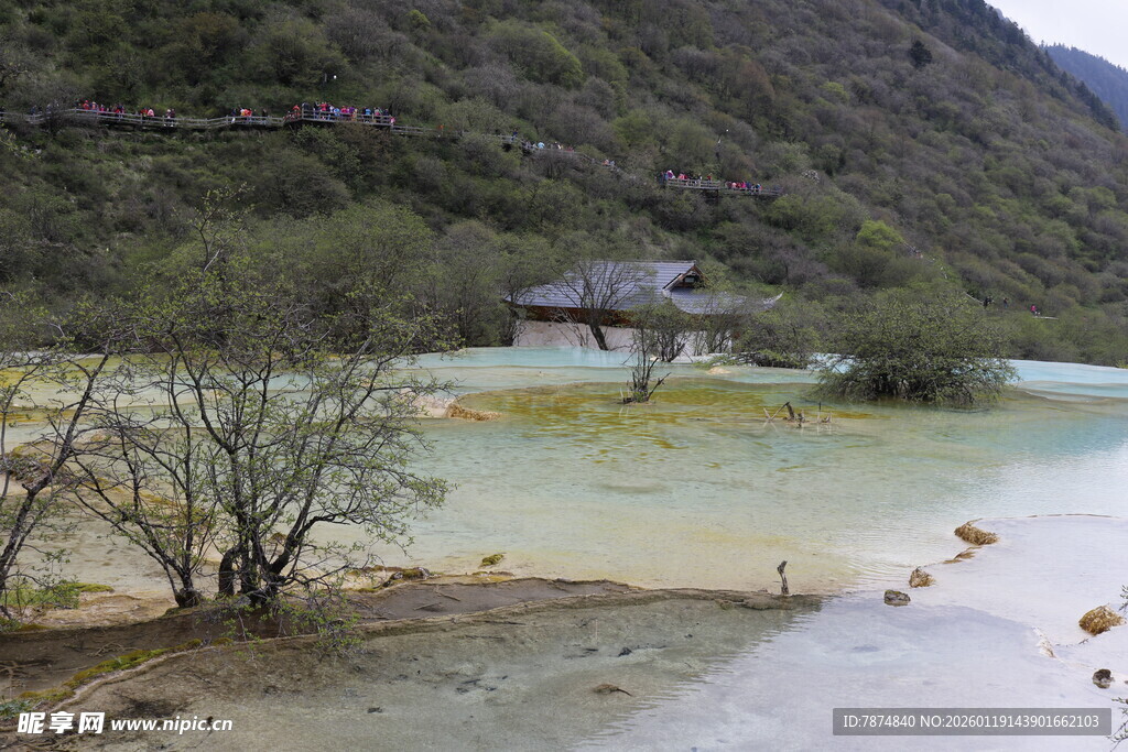 山间湖畔小屋自然景致