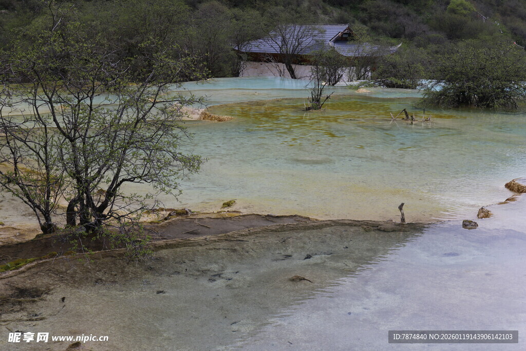 山间湖畔小屋自然景致