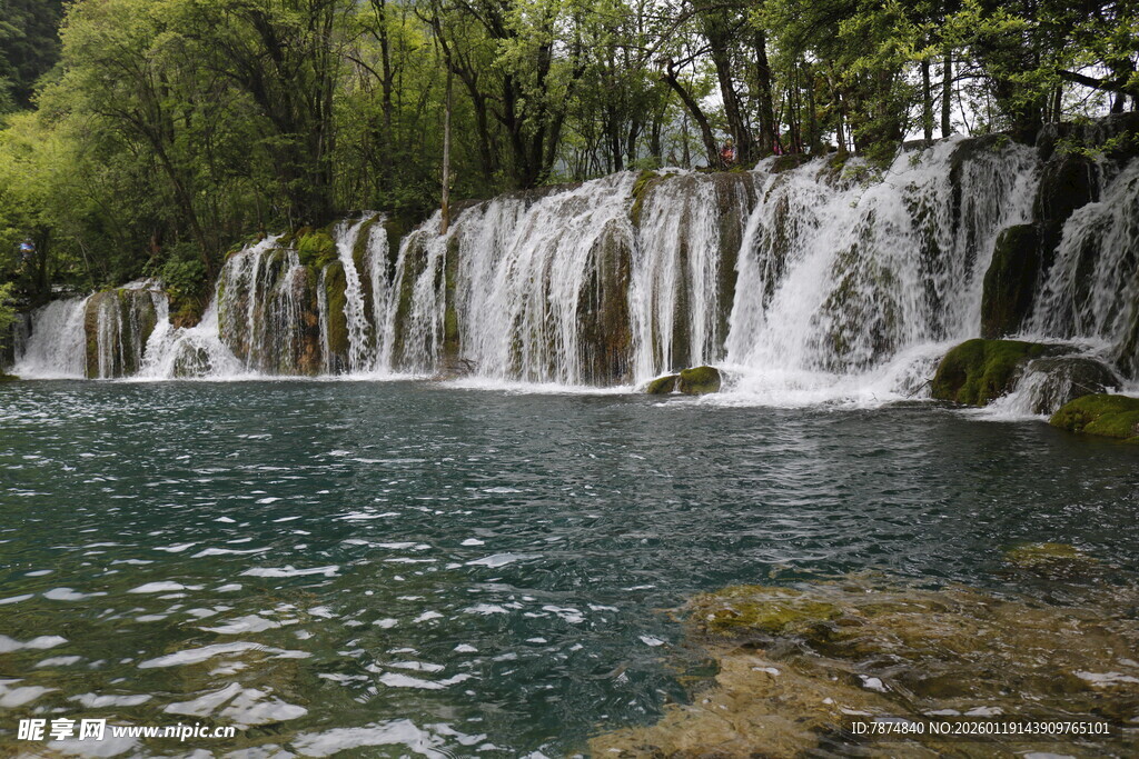 山间瀑布下的清澈潭水
