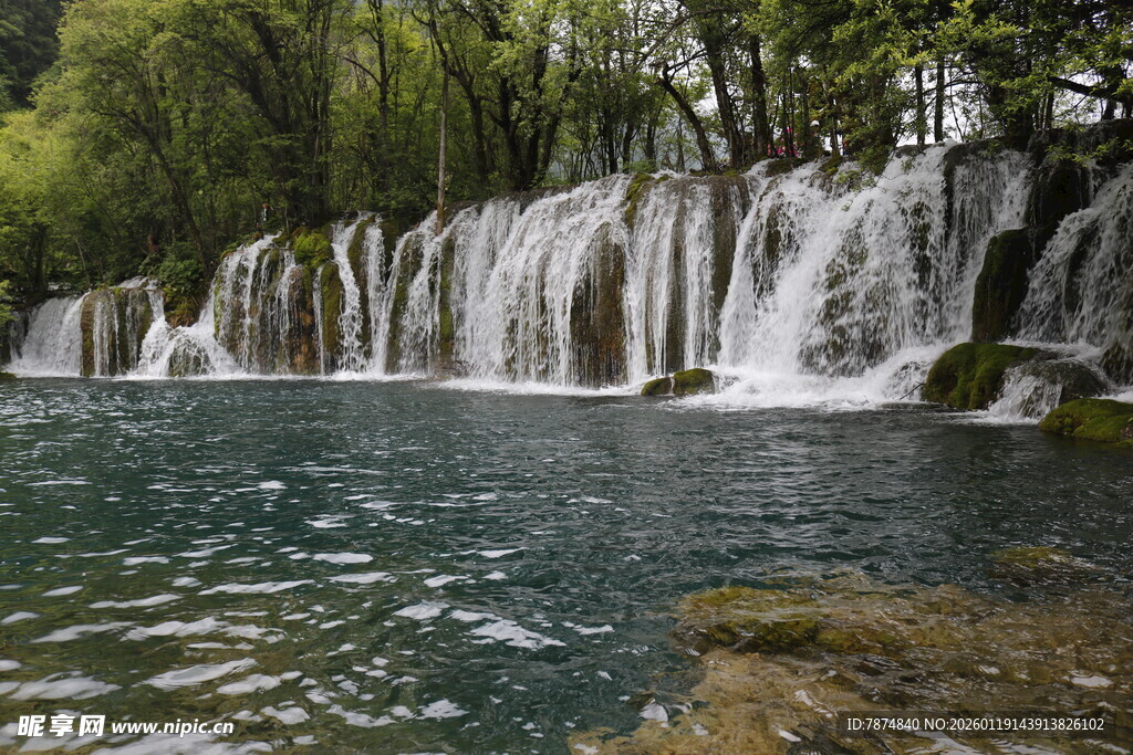 秀丽瀑布下的清澈水域