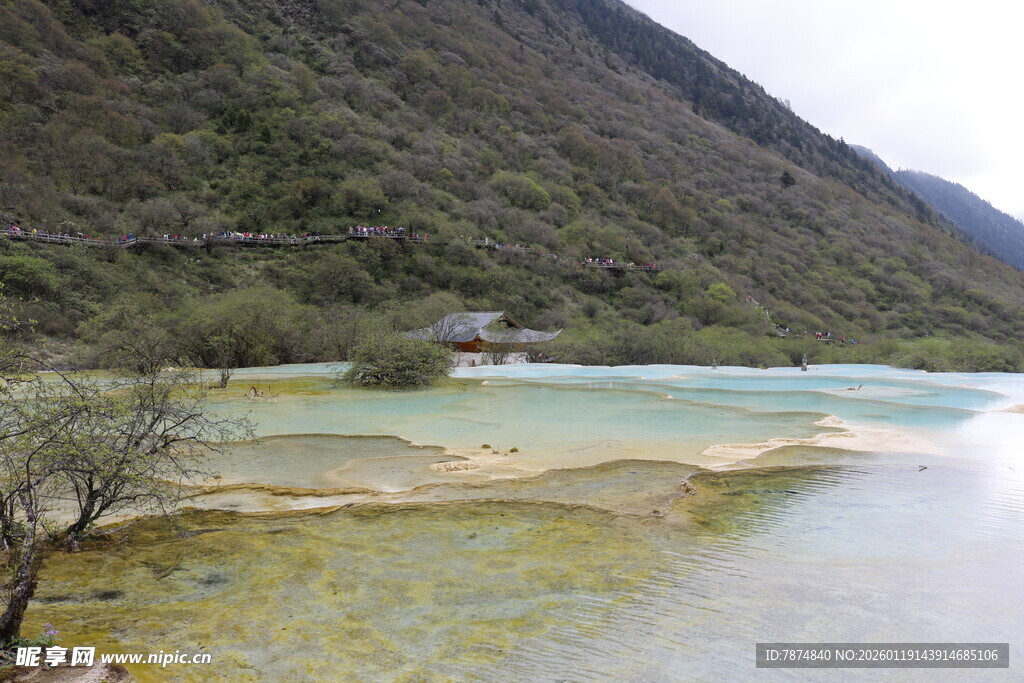 山间秀丽湖泊美景