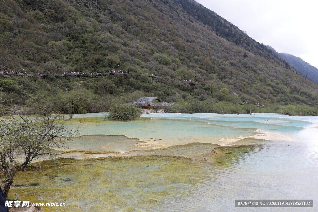 山间碧湖美景