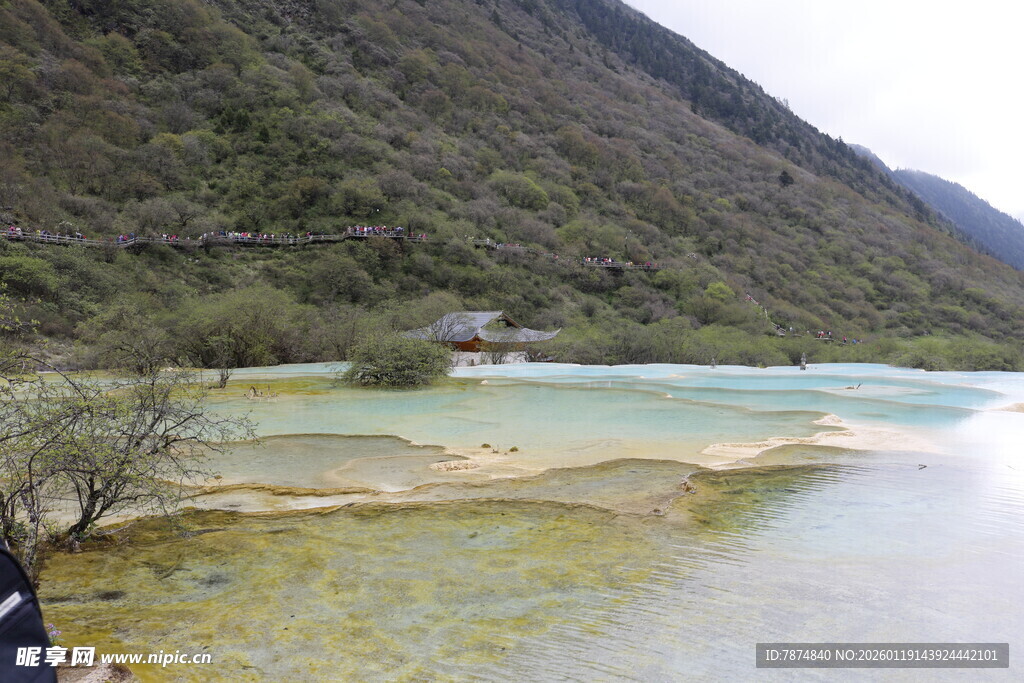 山间多彩湖泊美景