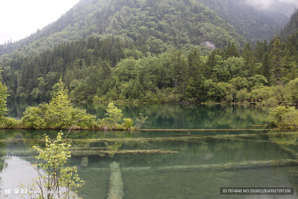 山间清澈湖泊美景