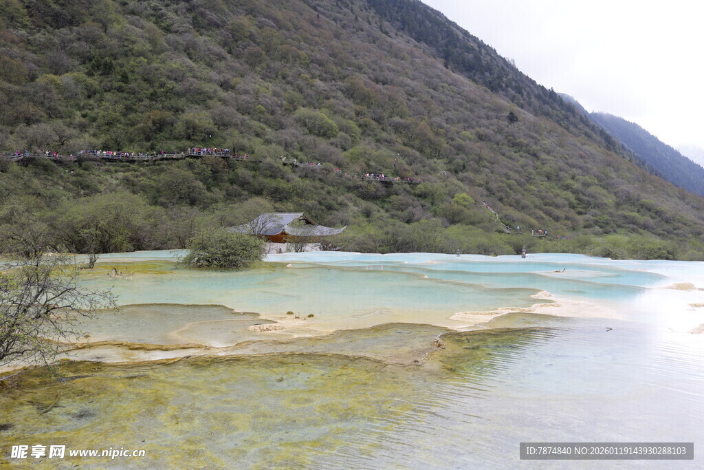 山间秀丽多彩的清澈水域