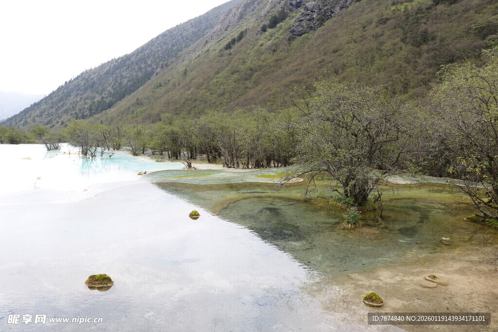 山间清澈湖泊自然美景