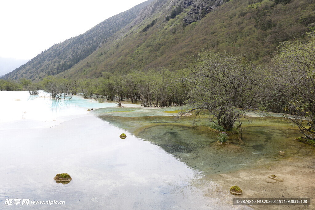 山间清湖 自然静谧美景