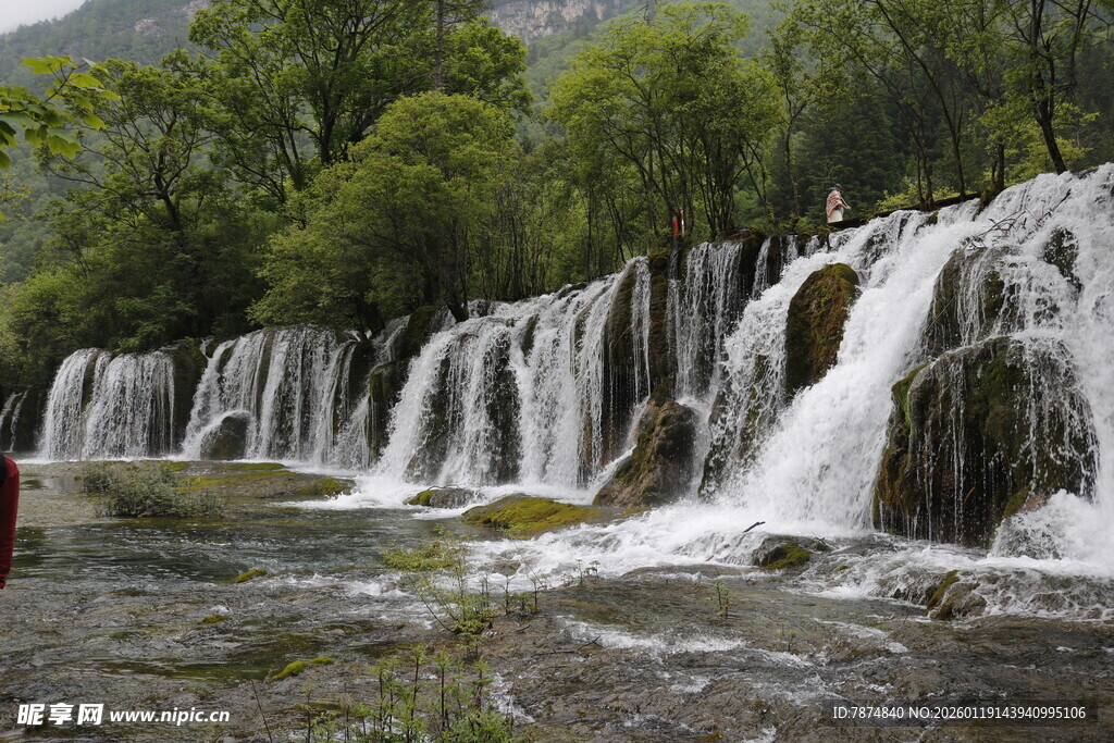 山间壮丽瀑布景观
