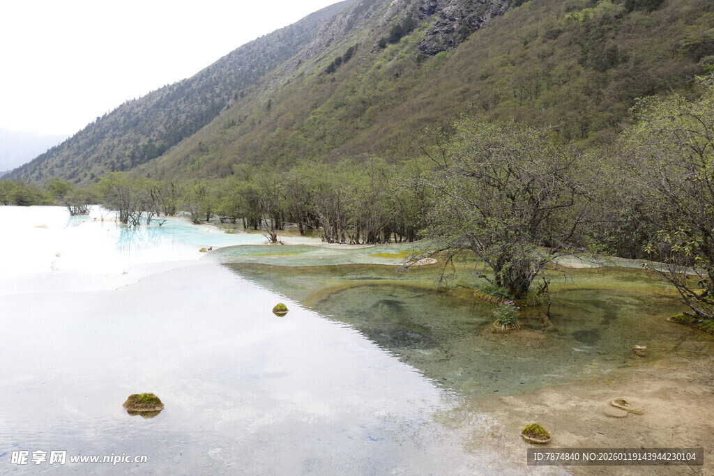 山间清澈湖泊美景