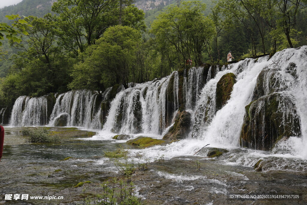 山间壮丽瀑布景观