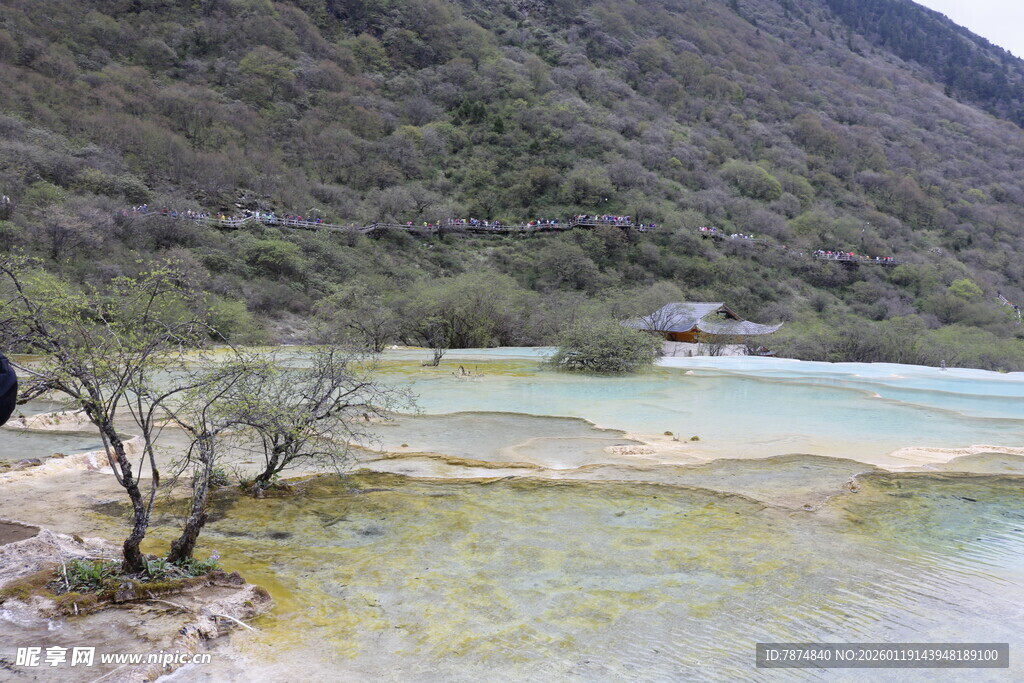 山间多彩钙化池美景