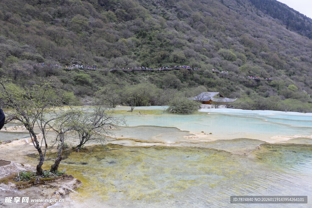山间五彩斑斓的钙化池景观