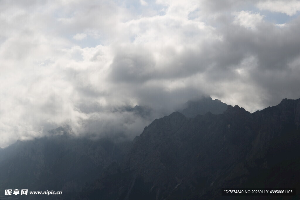 云雾缭绕的巍峨山峰