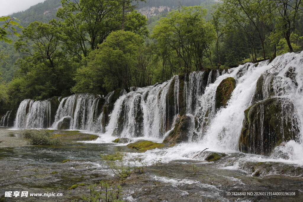 山间壮丽瀑布景观