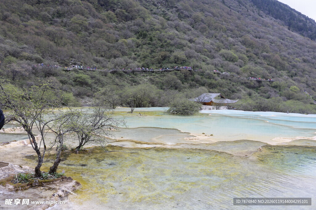 山间多彩钙化池美景