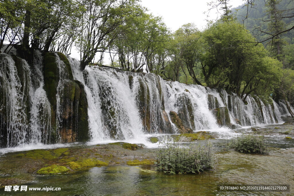 壮观秀丽的自然瀑布景观
