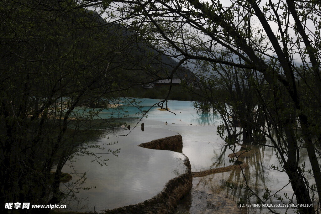 山林间的静谧湖水