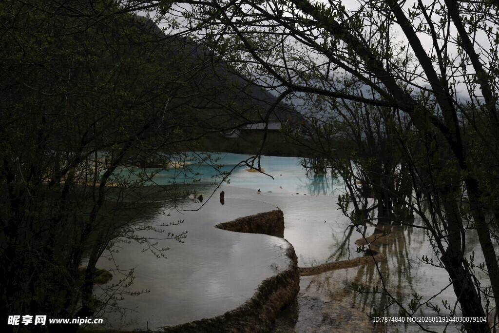 山间幽湖 静谧自然景致
