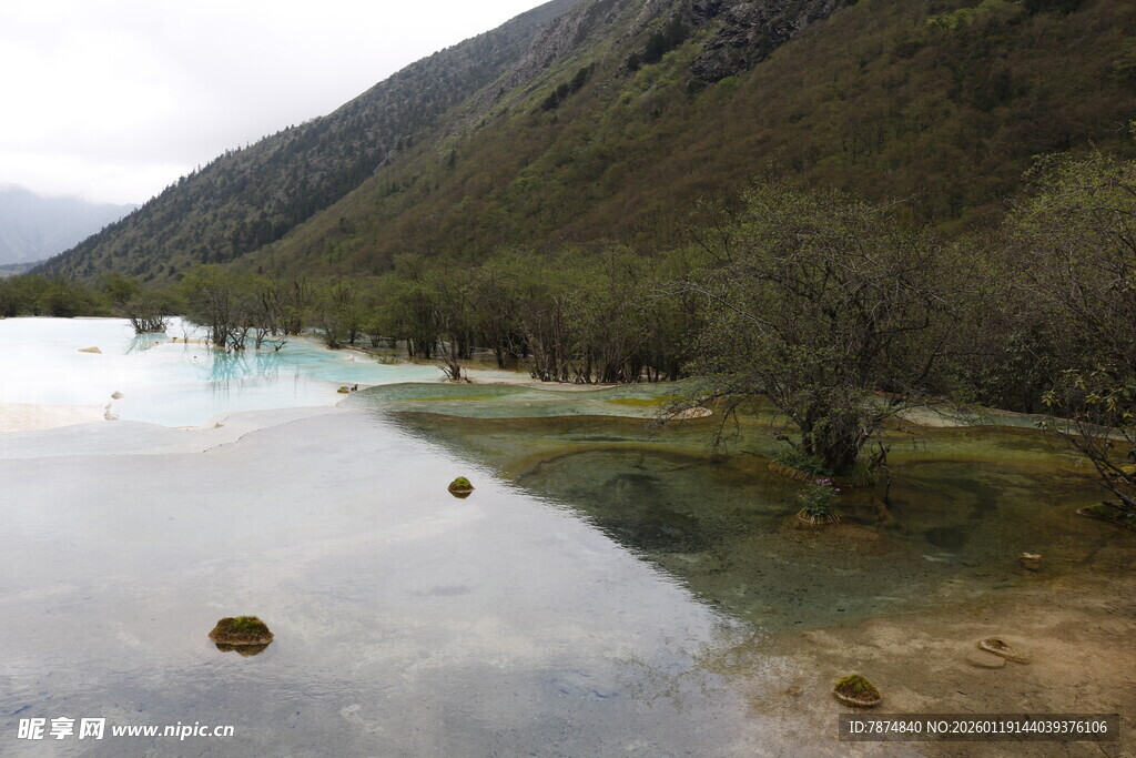山间清澈湖泊美景