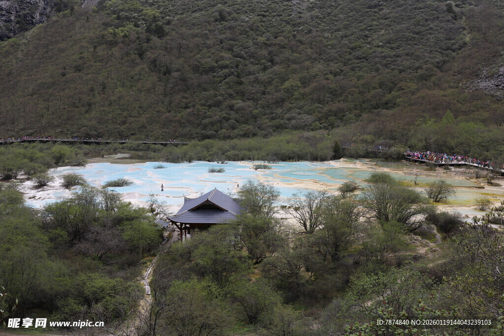 山间多彩湖泊与周边景致