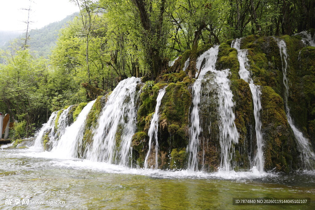 山间秀丽瀑布景观