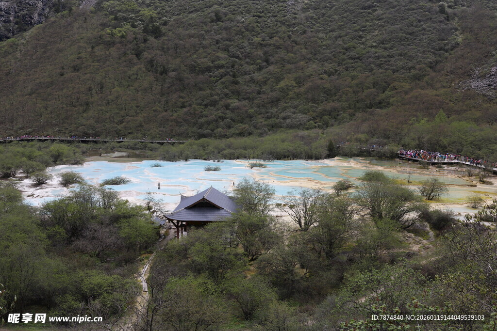 山间彩池与古朴小屋