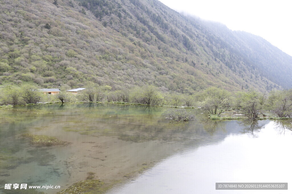 山间清潭 静美自然之景