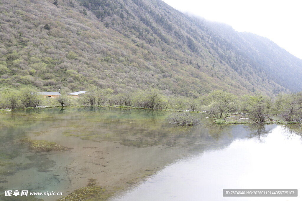 山间清澈湖水与葱郁景致