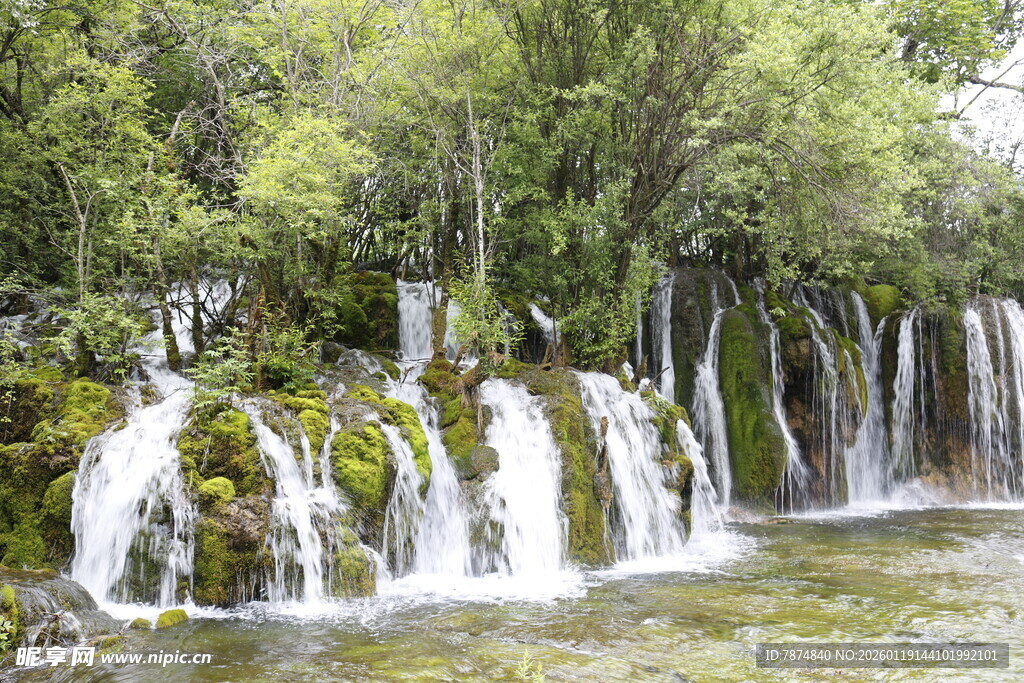 山间瀑布 绿意环绕的美景