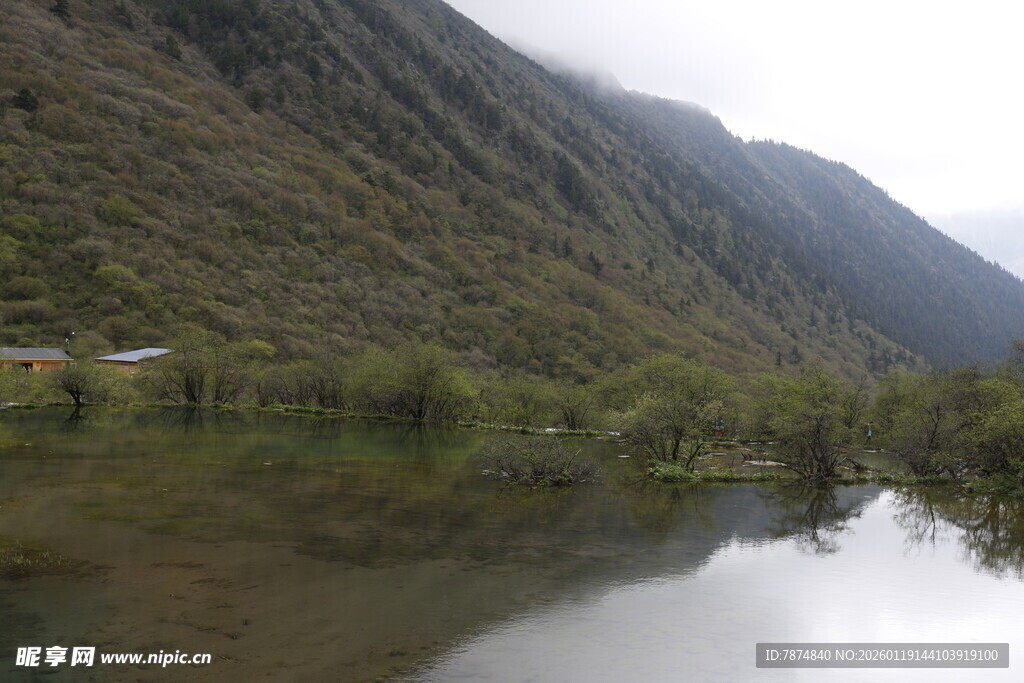 山间静谧湖水风景如画