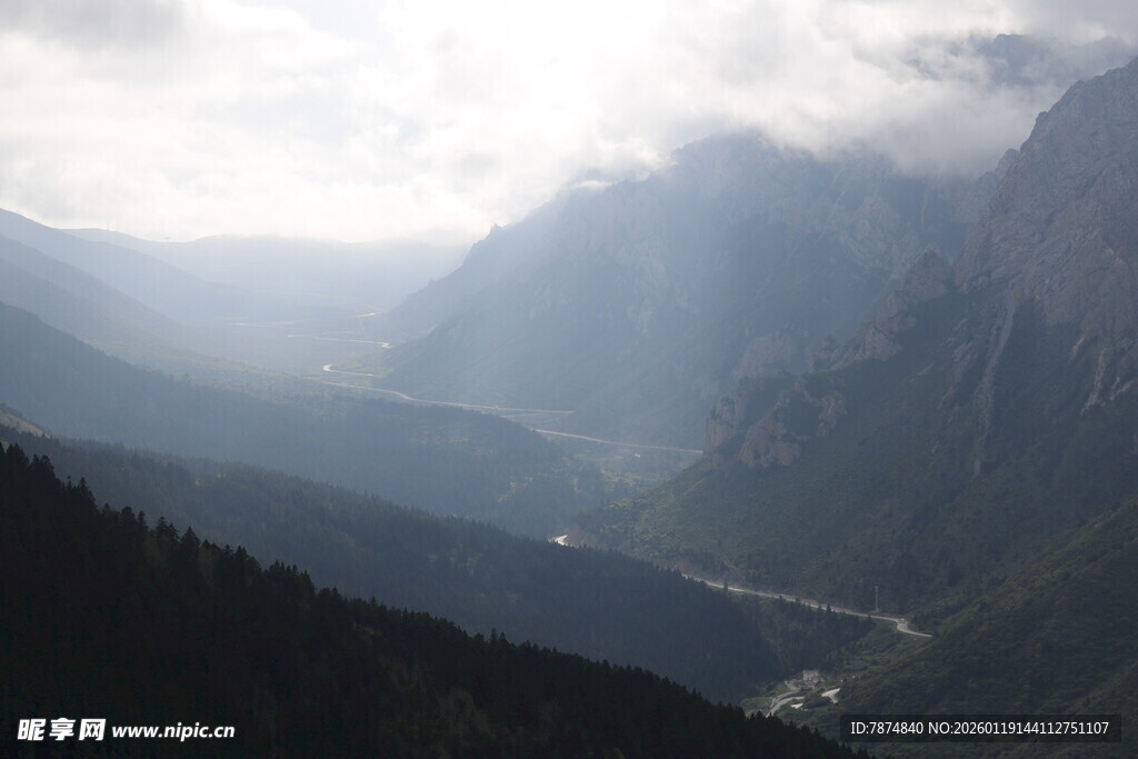 山间云雾中的阳光美景