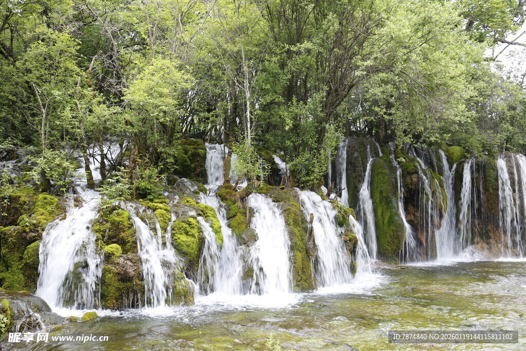 山间层叠瀑布景观