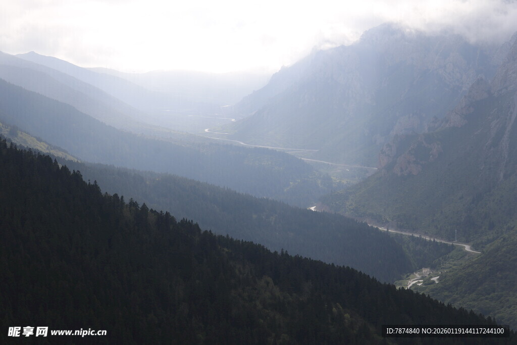 山间云雾缭绕的壮丽景色