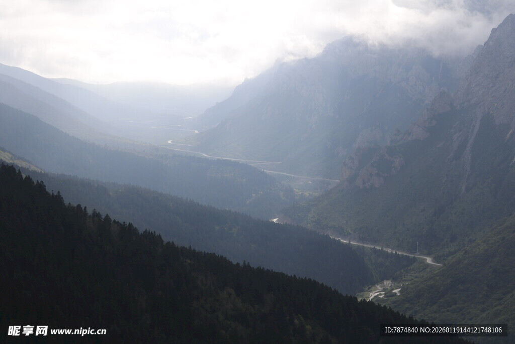 山间云雾缭绕的壮美景色