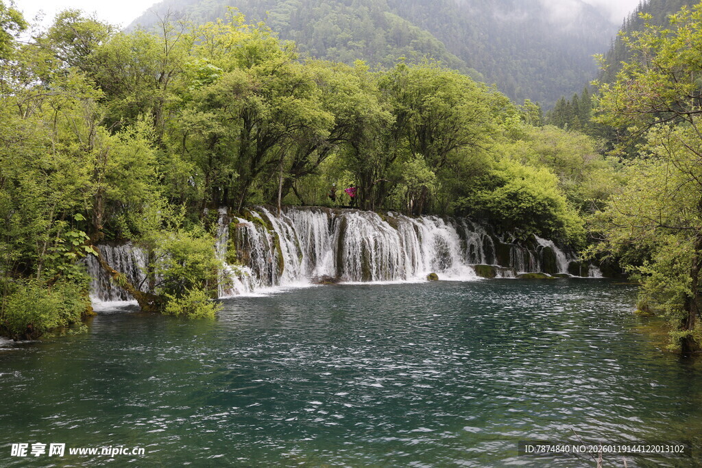青山绿水间的秀丽瀑布