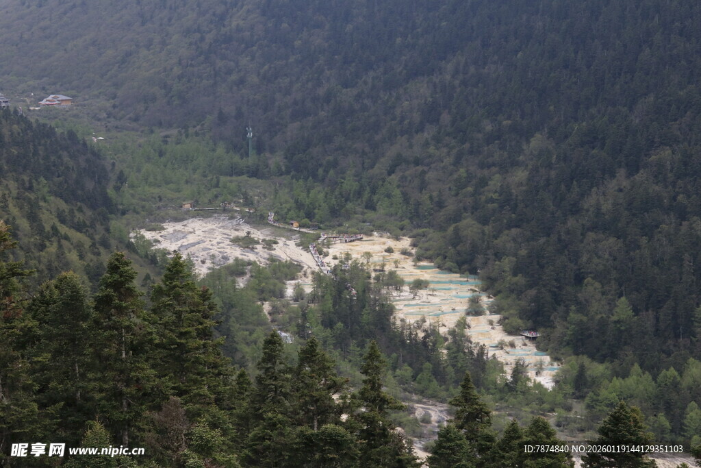 山谷中的村落景观