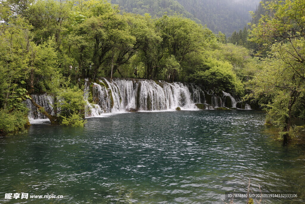 青山绿水间的秀丽瀑布