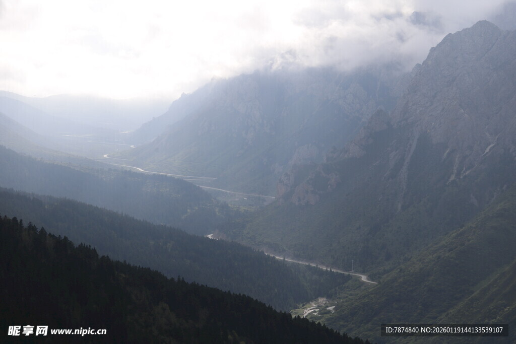 山间云雾缭绕的壮丽景色