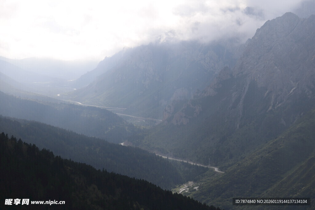 山间云雾缭绕的壮丽峡谷