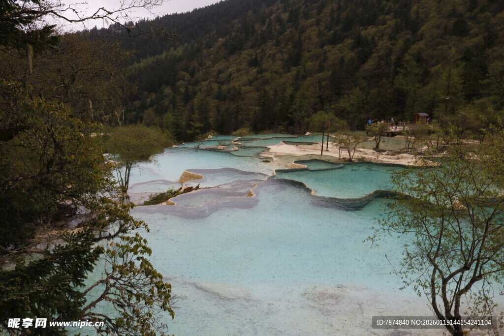梦幻蓝湖 山林间的自然美景
