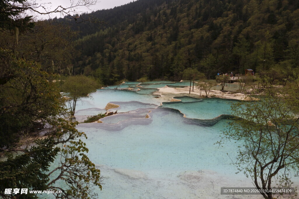 梦幻蓝湖 山林环绕美景