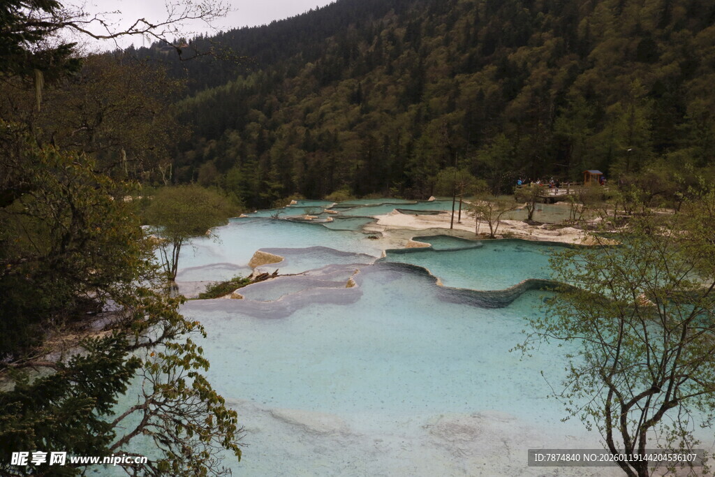 梦幻蓝湖 山林间的绮丽景致