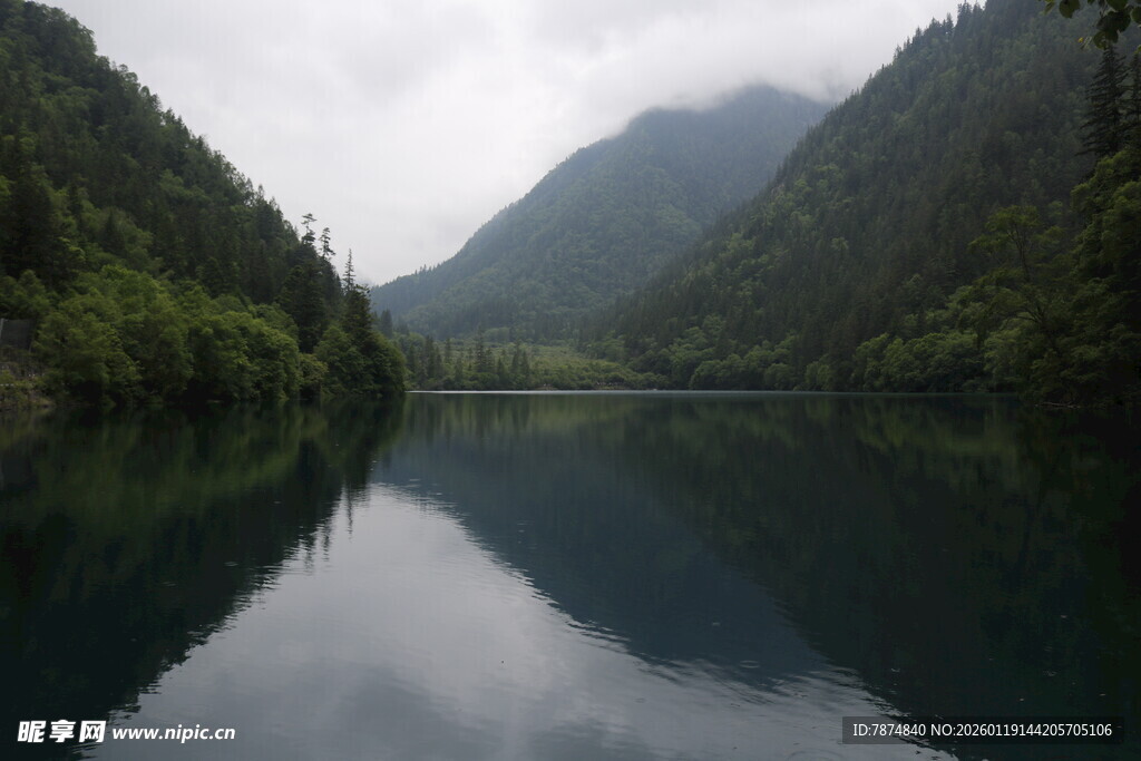 静谧山水湖景图