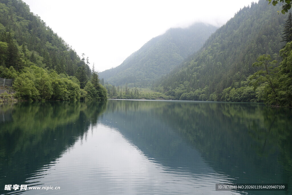 宁静山水间的秀丽湖泊
