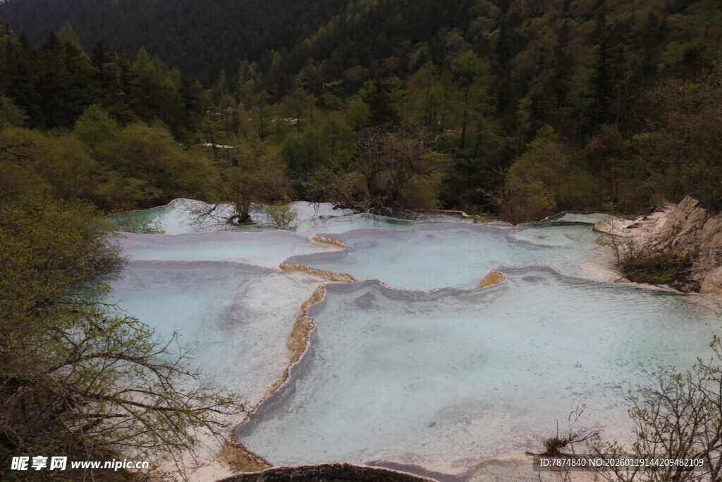 梦幻蓝白相间的山间彩池