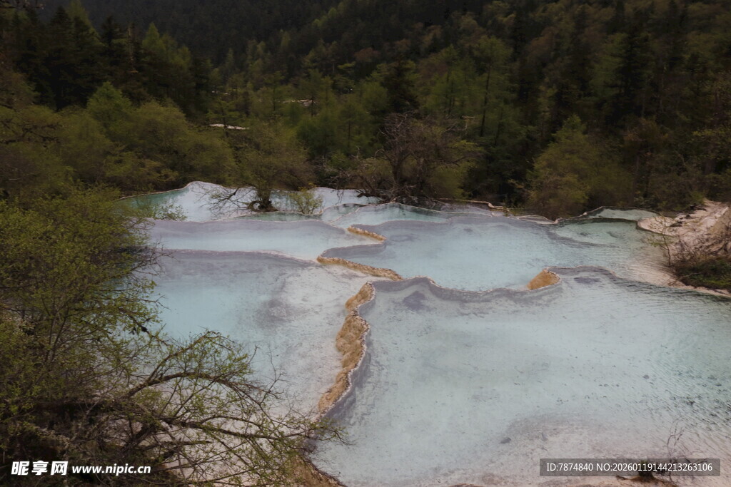 梦幻五彩的山间温泉池