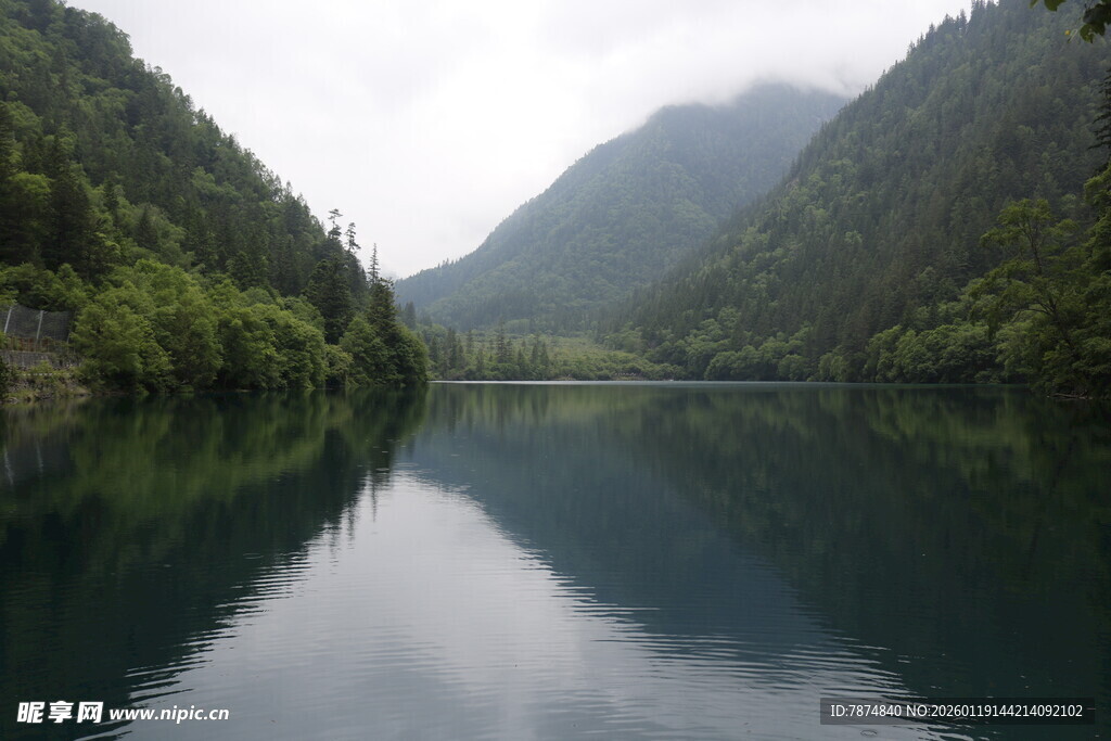 宁静山水间的秀丽湖泊